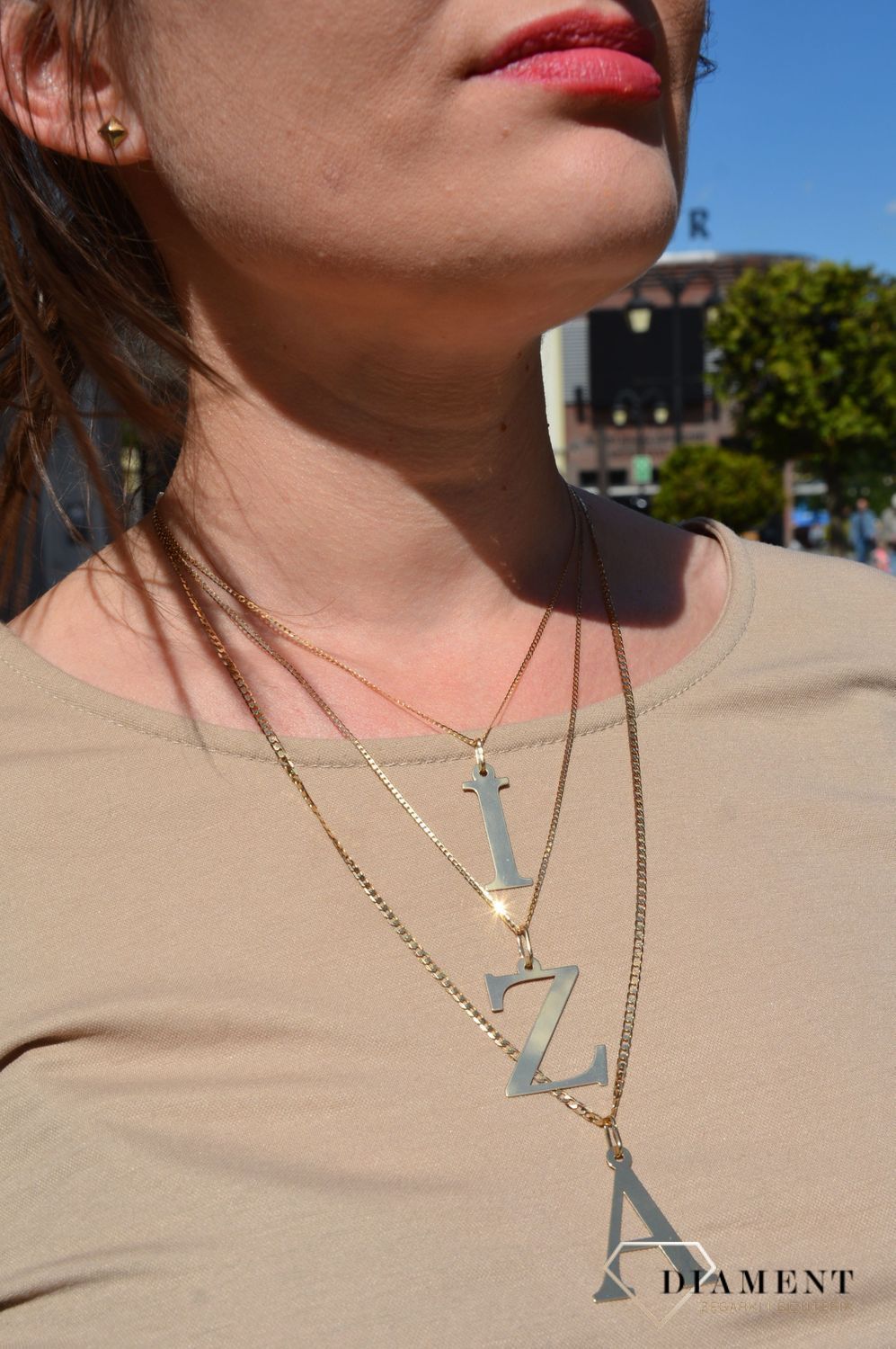 Modna zawieszka wykonana z 14-karatowego żółtego złota, w kształcie litery E.jpg